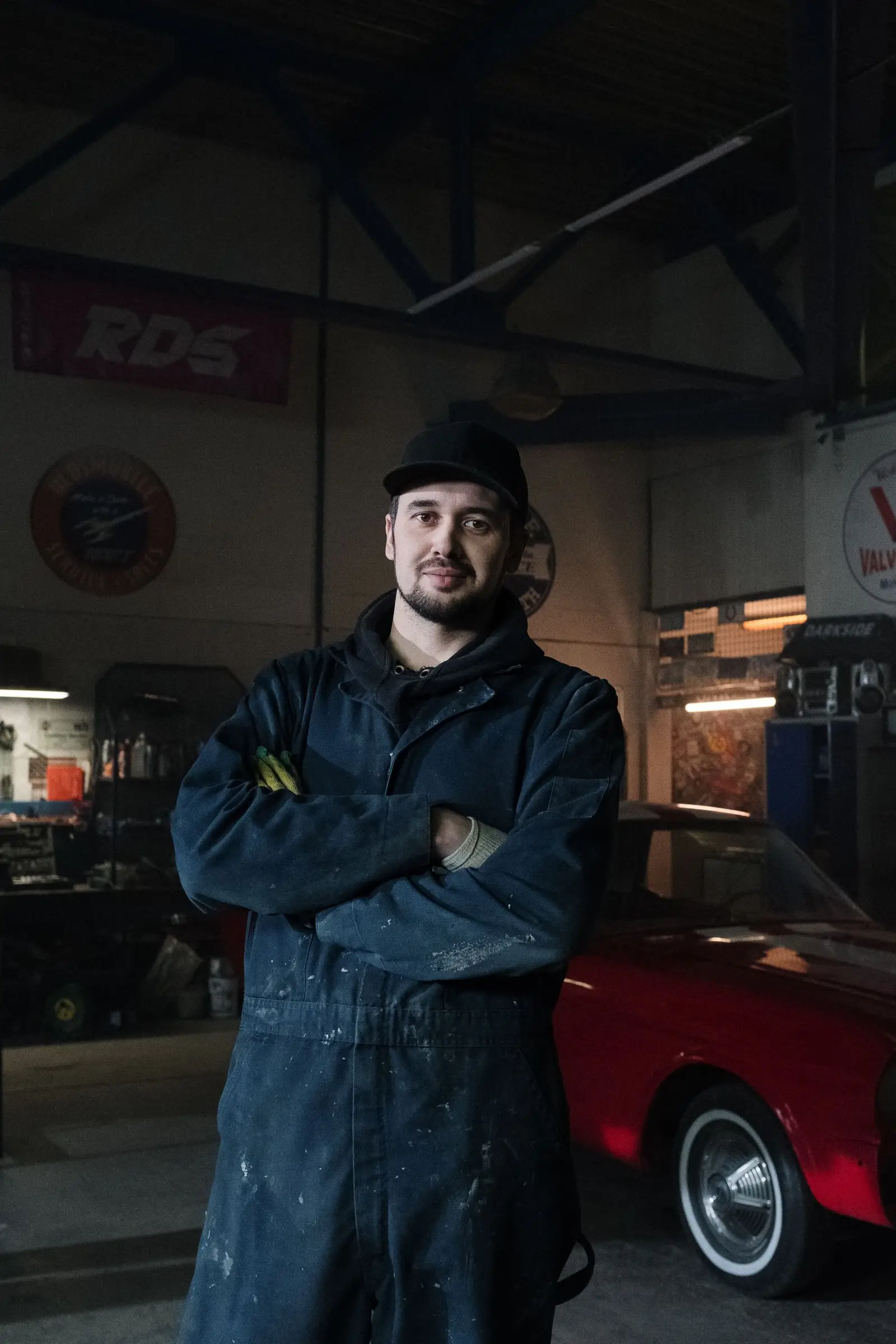 Kfz-Sachverständiger in Arbeitskleidung in einer Werkstatt