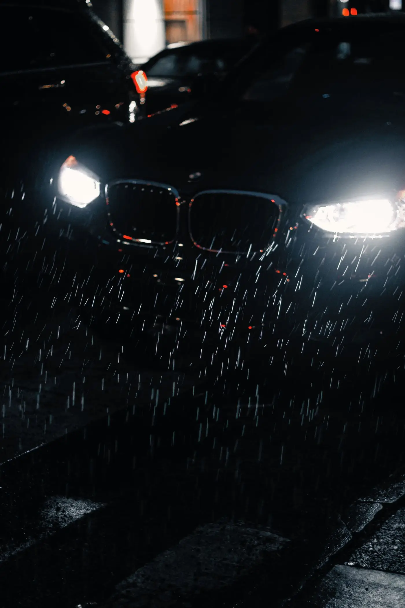 Fahrzeugfront bei Nacht im Regen
